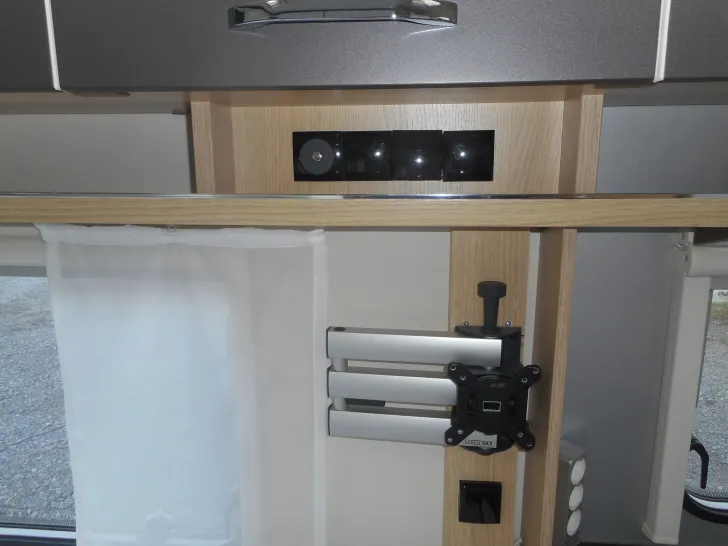 Fahrzeugbild Hymer Eriba Living 471 EDITION Dachmarkise Mover GFK ALU #11