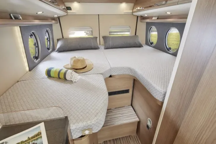 Fahrzeugbild Malibu Van First Class - Two Rooms 640 LE RB charming GT skyview #7