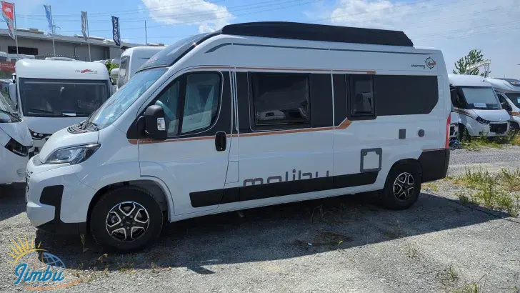 Schräg Vorne Malibu Van Comfort 600 DB charming GT skyview Auto./Aufstelld./AHK 109-2280