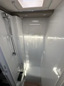 Bad mit integrierter Dusche Carado T 328 Automatik + SAT und TV