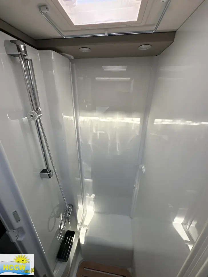 Bad mit integrierter Dusche Carado T 328 Automatik + SAT und TV