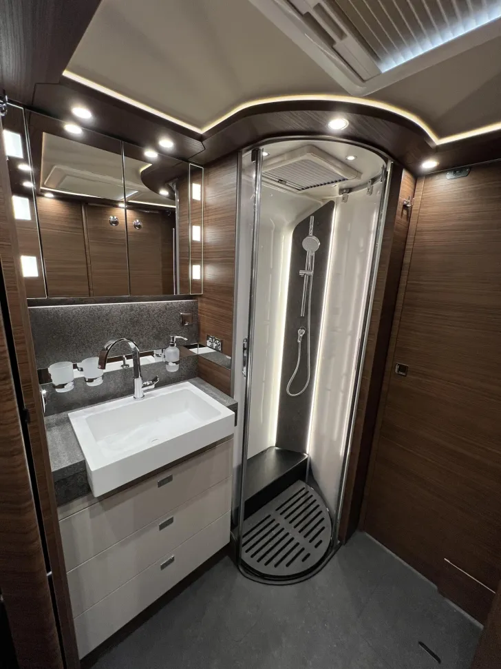 Fahrzeugbild Carthago chic c-line I 5.9 XL LE Mercedes (314) #34