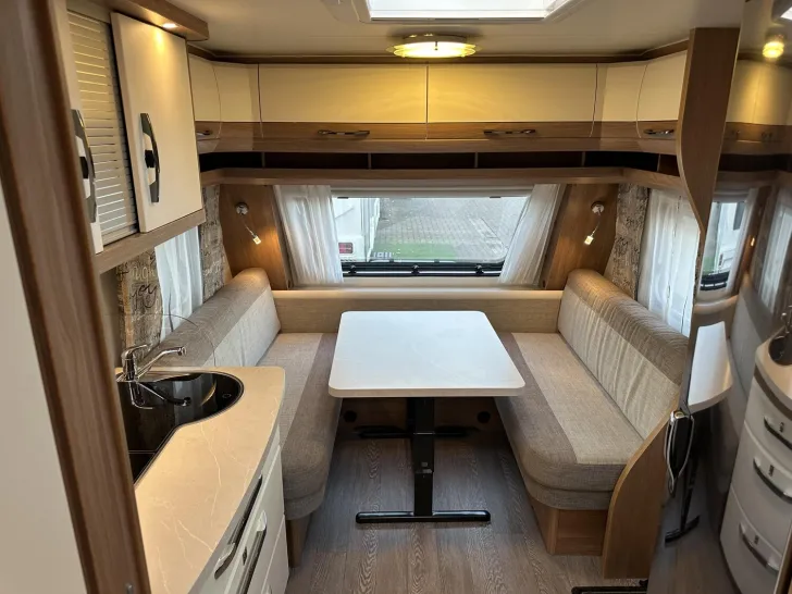 Fahrzeugbild Hobby De Luxe 495 WFB Mover; elektr. Stützen; Heckbad #8