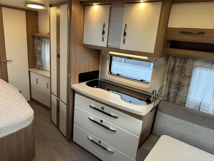 Fahrzeugbild Hobby De Luxe 495 WFB Mover; elektr. Stützen; Heckbad #11