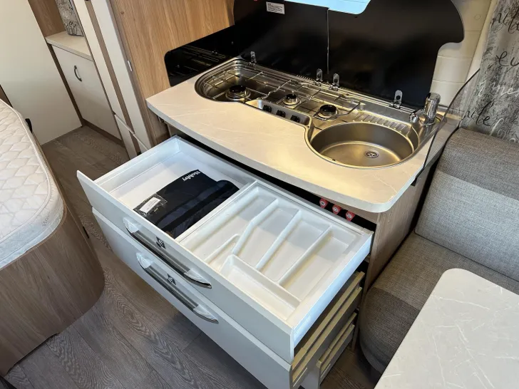 Fahrzeugbild Hobby De Luxe 495 WFB Mover; elektr. Stützen; Heckbad #12