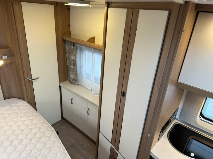 Fahrzeugbild Hobby De Luxe 495 WFB Mover; elektr. Stützen; Heckbad #15