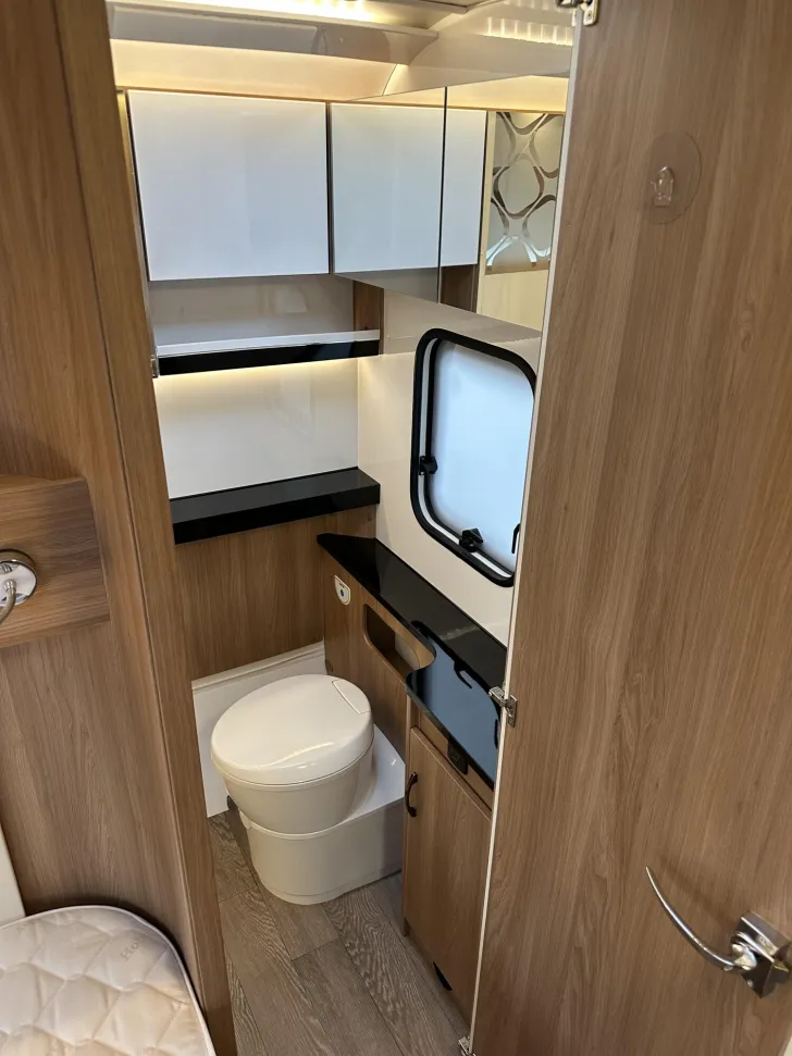 Fahrzeugbild Hobby De Luxe 495 WFB Mover; elektr. Stützen; Heckbad #16