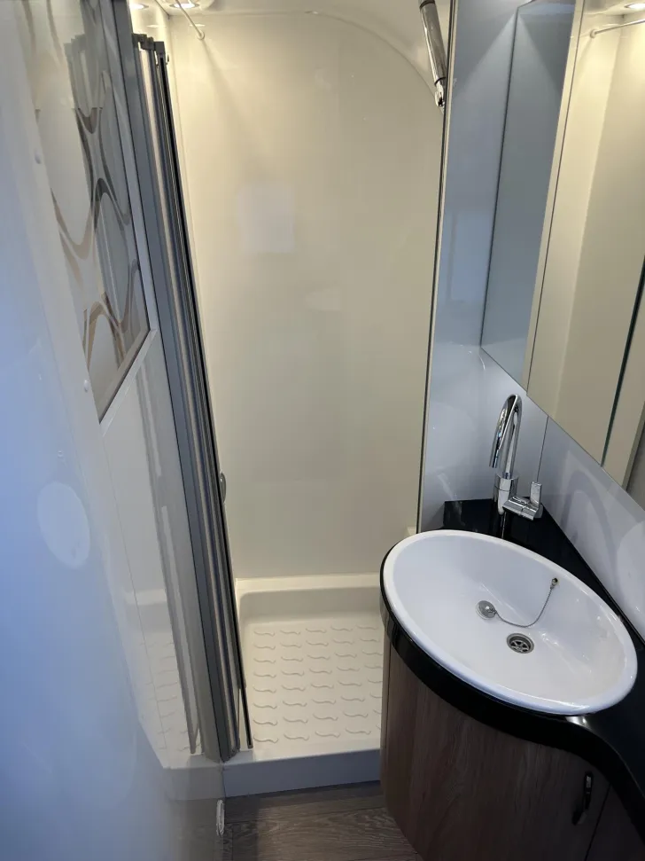 Fahrzeugbild Hobby De Luxe 495 WFB Mover; elektr. Stützen; Heckbad #18