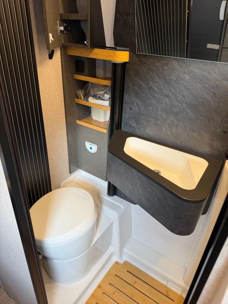 Fahrzeugbild Hymer Redwood 601 "Explorer" Schlafdach-Dieselheizung #15