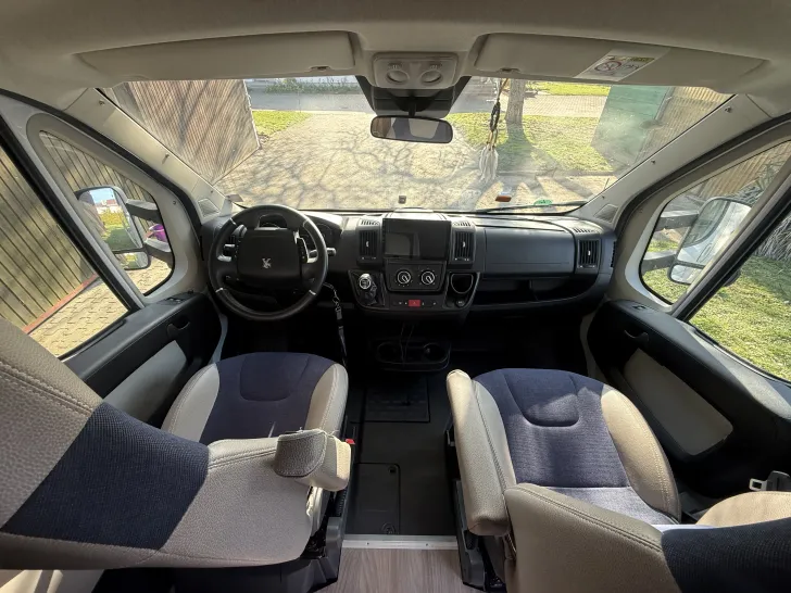 Fahrzeugbild Weinsberg CaraHome 700 DG 165PS 6 Sitz- und Schlafplätze #6