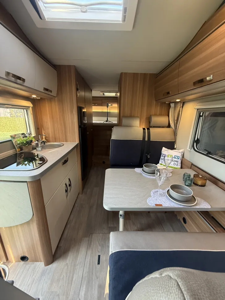 Fahrzeugbild Weinsberg CaraHome 700 DG 165PS 6 Sitz- und Schlafplätze #7