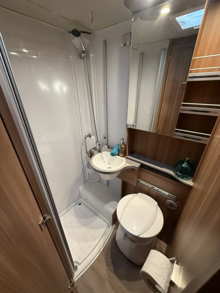 Fahrzeugbild Weinsberg CaraHome 700 DG 165PS 6 Sitz- und Schlafplätze #11