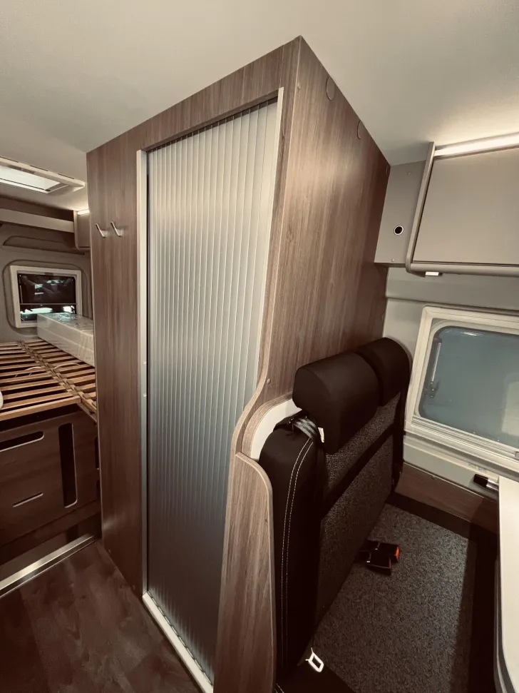 Fahrzeugbild Carado pro+ CV 640+ Solar, AHK, Navi, RFK, AWT isoliert #11