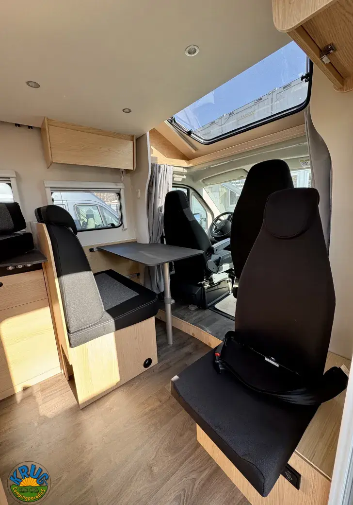 Fahrzeugbild Sunlight T 67S 5 Sitzplätze mit Gurt #16