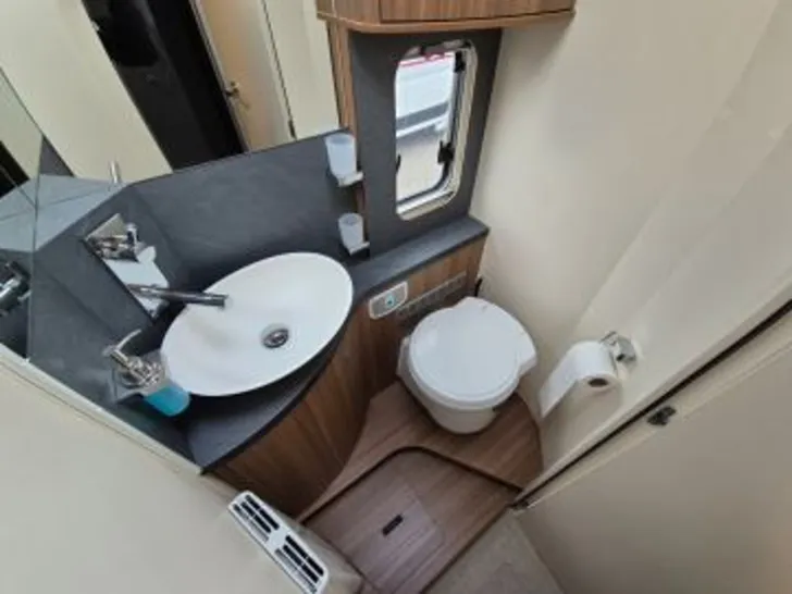 Fahrzeugbild Eura Mobil Integra 760 QF 180 PS Automatik, Hubstützen #18