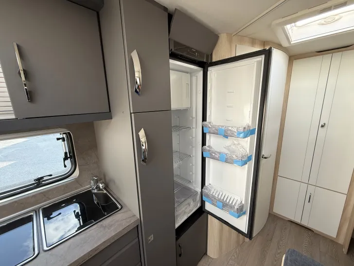 Fahrzeugbild Hobby De Luxe 545 KMF Mod. 2026 ausgestellt Garage, #21