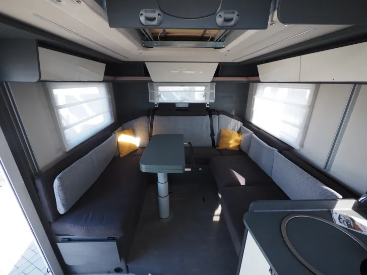 Fahrzeugbild Laika KOSMO L 105, Rundsitzgruppe/Hubbett, Autom. #5