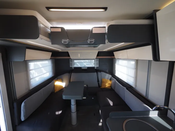 Fahrzeugbild Laika KOSMO L 105, Rundsitzgruppe/Hubbett, Autom. #8