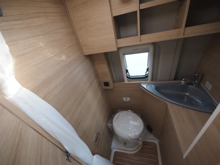 Fahrzeugbild Roadcar R 601, Doppel-Stockbett im Heck, Tageszul. #11