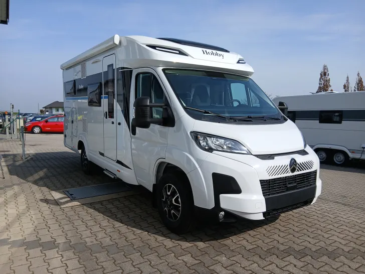 Fahrzeugbild Hobby ONTOUR C 680 GE - Markise - Einzelbetten #6