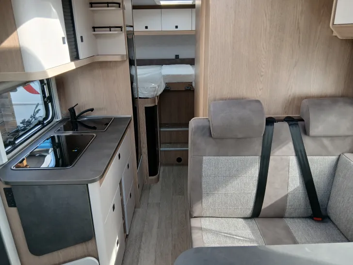 Fahrzeugbild Hobby ONTOUR C 680 GE - Markise - Einzelbetten #10