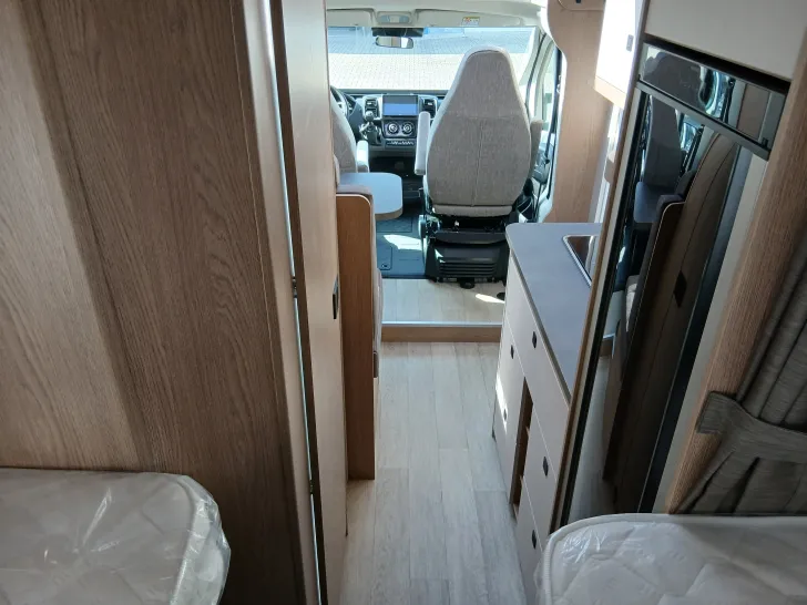 Fahrzeugbild Hobby ONTOUR C 680 GE - Markise - Einzelbetten #11