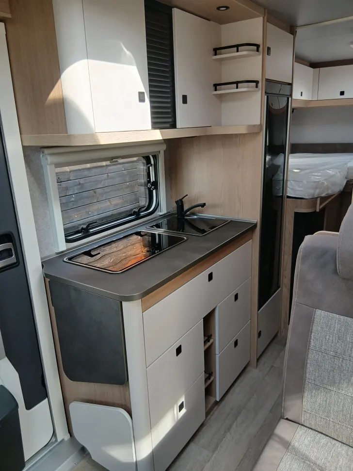 Fahrzeugbild Hobby ONTOUR C 680 GE - Markise - Einzelbetten #12