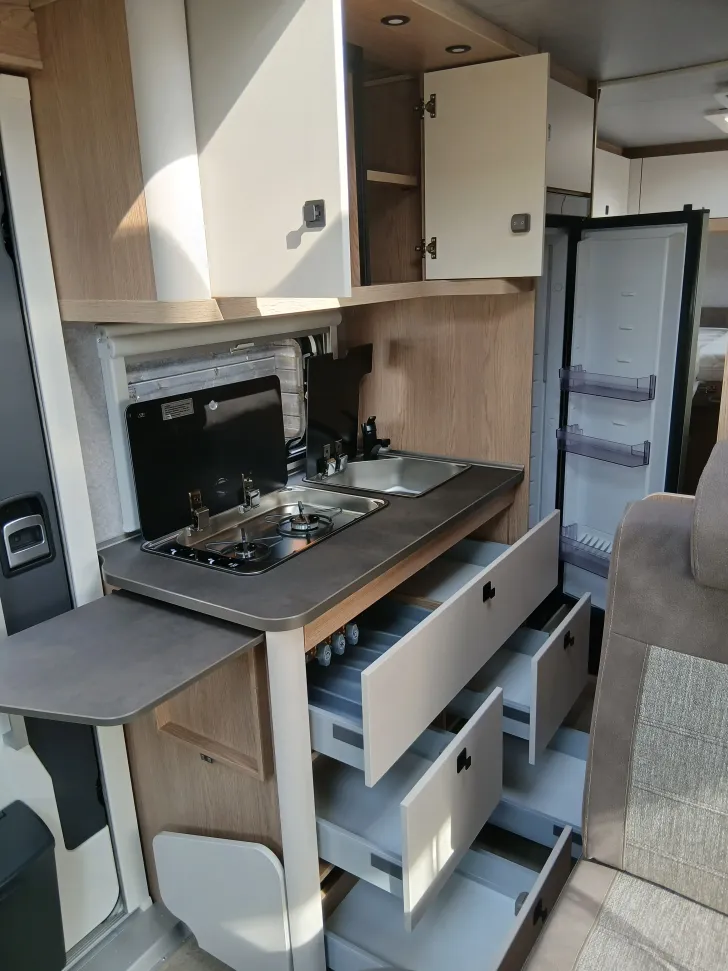 Fahrzeugbild Hobby ONTOUR C 680 GE - Markise - Einzelbetten #13