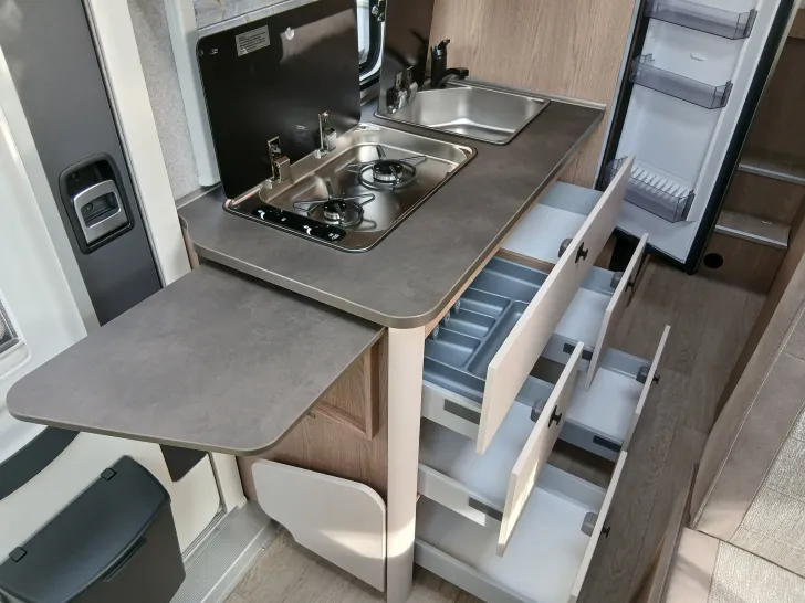 Fahrzeugbild Hobby ONTOUR C 680 GE - Markise - Einzelbetten #14