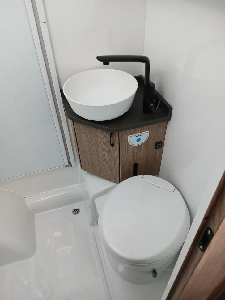 Fahrzeugbild Hobby ONTOUR C 680 GE - Markise - Einzelbetten #25