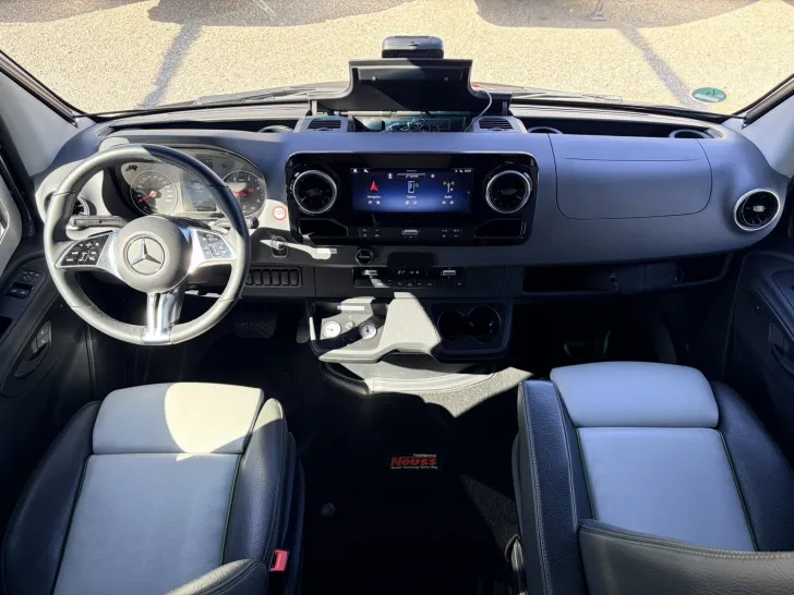 Fahrzeugbild Hymer Grand Canyon S CrossOver 600 Seilwinde, Stützen #7