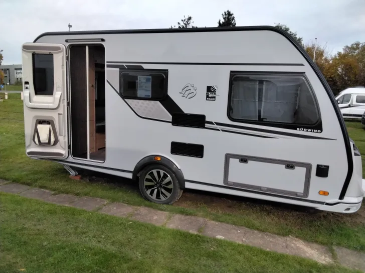 Fahrzeugbild Knaus Südwind 420 QD Black Selection Modell 2026 #11
