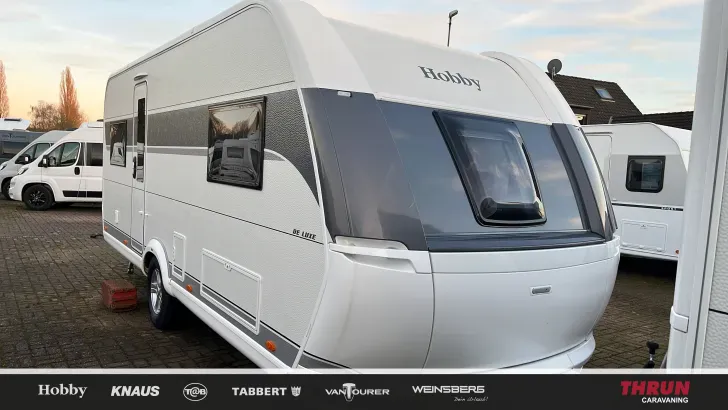 Schräg Vorne Hobby De Luxe 515 UHL Modell 2026 mit Hubbett