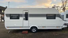 Seitlich Hobby De Luxe 515 UHL Modell 2026 mit Hubbett
