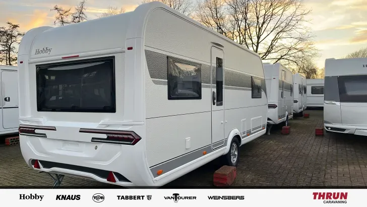 Schräg Hinten Hobby De Luxe 515 UHL Modell 2026 mit Hubbett