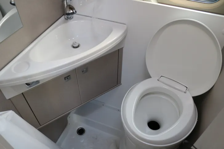 Fahrzeugbild Bürstner Delfin C 621+AHK+Truma Combi+Markise #12