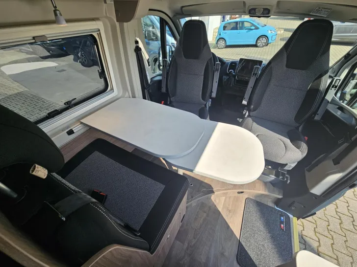 Fahrzeugbild Carado pro CV 600 Schlafdach|DigitalPaket|190Ah|8GAutom #7