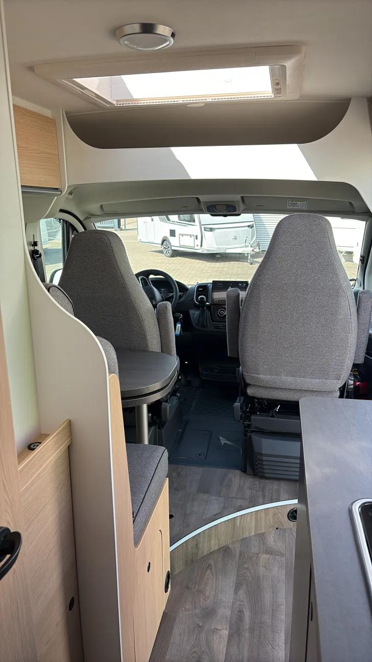 Sicht vorne-hinten Sunlight Camper Van Cliff640 Sofort verfügbar