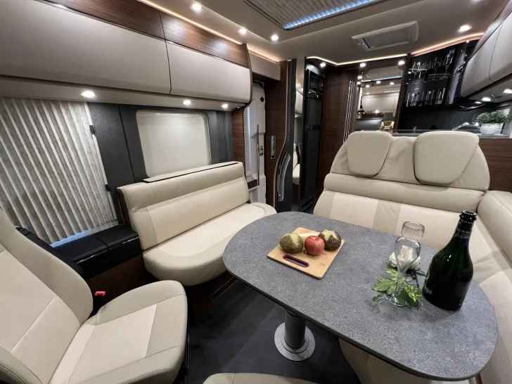 Fahrzeugbild Carthago chic c-line I 5.9 XL LE Mercedes (318) #15