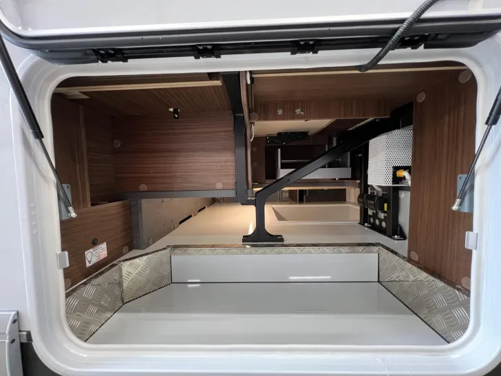 Fahrzeugbild Carthago chic c-line I 5.9 XL LE Mercedes (318) #46