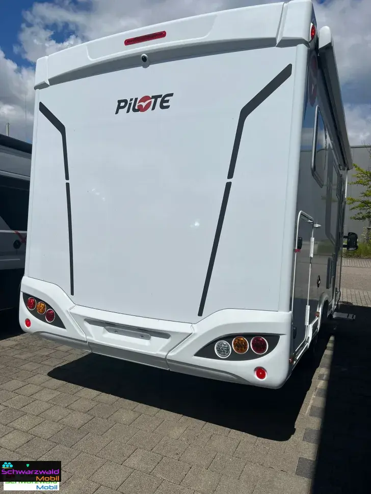 Fahrzeugbild Pilote P720FGJ 180PS, 4,4 T, Bettumbau, Markise, F2F #3