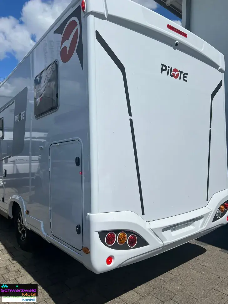 Fahrzeugbild Pilote P720FGJ 180PS, 4,4 T, Bettumbau, Markise, F2F #4