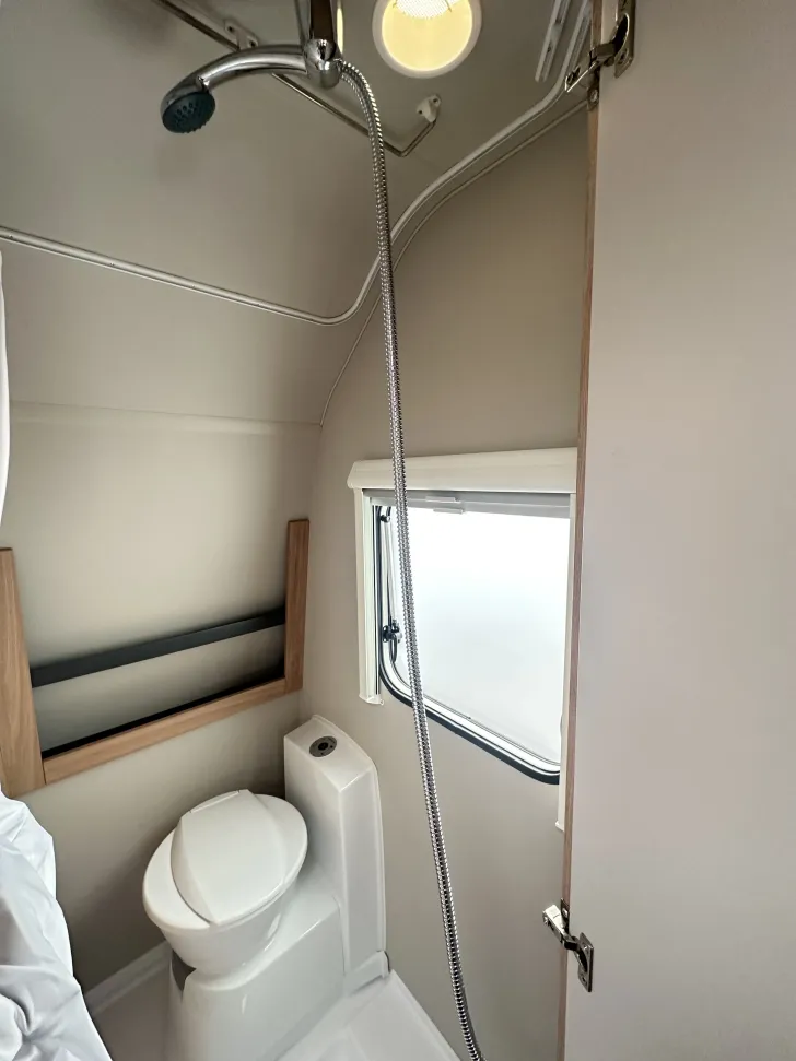 Fahrzeugbild Knaus Sport 450 FU Duschausbau #15