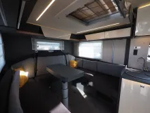 Fahrzeugbild Laika KOSMO L 105, Rundsitzgruppe/Hubbett, Autom. #5