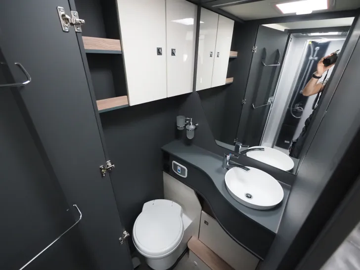 Fahrzeugbild Laika KOSMO L 409, Multimedia, Hubbett, Markise uvm #11