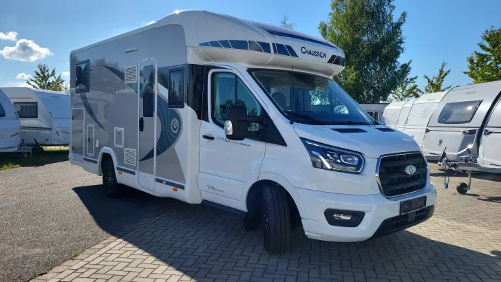 Schräg Vorne Chausson Teilintegrierte 777GA Titanium Premium 170 PS/Automatik/SAT/Hubbett