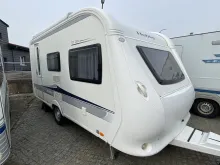 Schräg Vorne Hobby De Luxe 440 SF