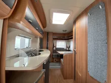 Sicht vorne-hinten Hobby De Luxe 440 SF