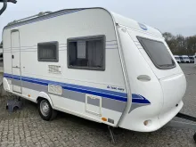 Schräg Vorne Hobby De Luxe 440 SF
