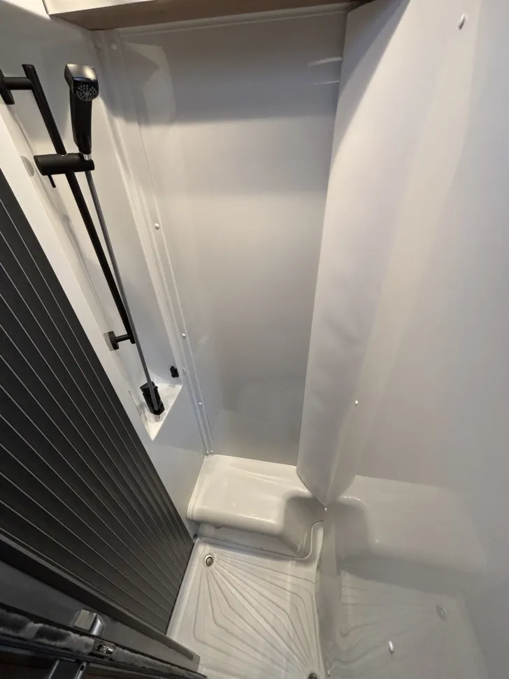 Fahrzeugbild Knaus L!VE WAVE 650 MEG Black Selection Live All-in-One Navi, Lift V16 #13